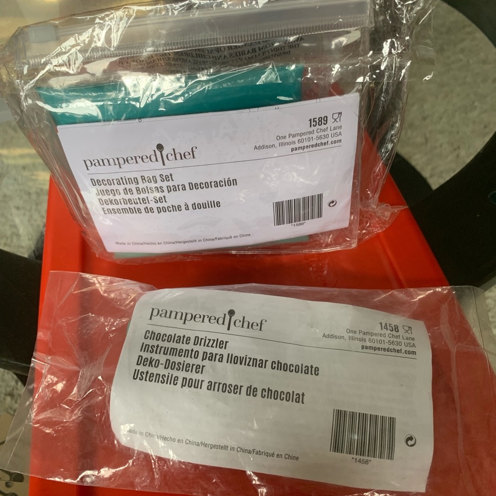 Pampered chef Decorating bags it &  drizzler NIP
